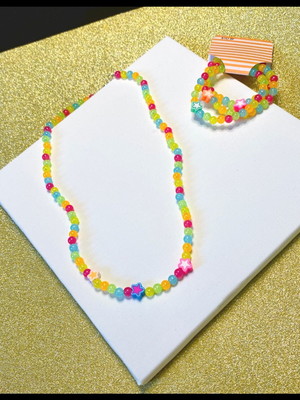 Conjunto infantil: 1 colar e 3 pulseiras de contas