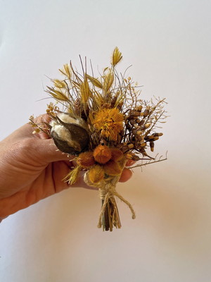 Flor de lapela rústica para noivo e padrinhos