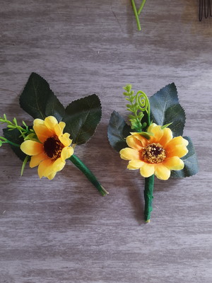 Flor de lapela com girassol artificial