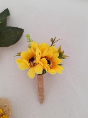 Flor de lapela com girassol artificial
