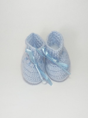 Botinha de bebe em crochê azul em lã
