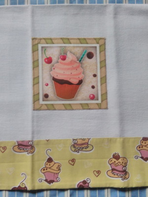 Pano de prato com aplicação de cupcake