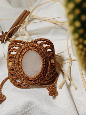 Pulseira vênus em macramê com quartzo rosa
