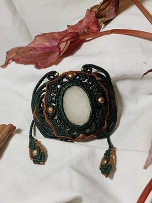 Pulseira em macramê com quartzo verde