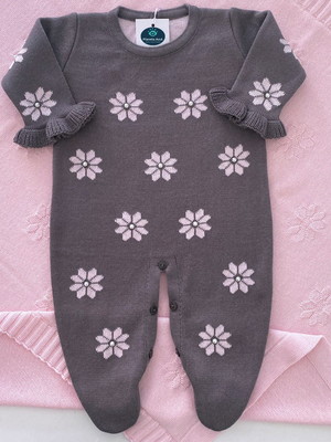 Saida de maternidade menina cinza com rosa tricot margarida