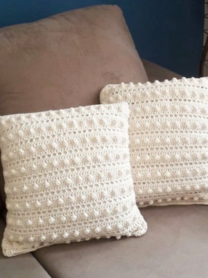 Almofada crochê com enchimento ponto pipoca