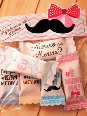 Lapela com balas personalizadas chá revelação