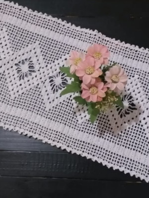 Caminho de mesa em crochê