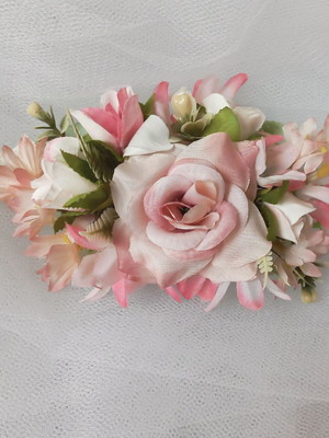 Arranjo de flores para cabelos