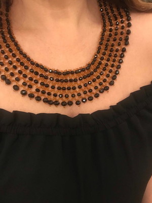Maxi colar entrelaçado de cristais pretos e miçangas âmbar