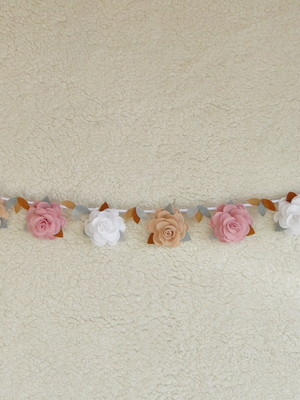Varal cordão berço bebê flor rosa, branco e pêssego 1 feltro