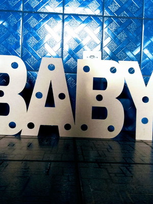 Display baby em mdf cru com furos para iluminação