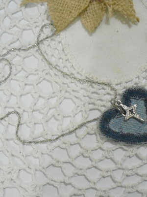 Colar de coração jeans e estrela de metal com strass