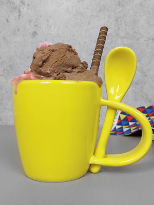 Caneca de sorvete com colher amarelo