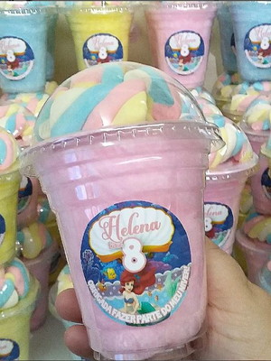 Algodão doce no pote com suspiro ou marshmallow machimelo