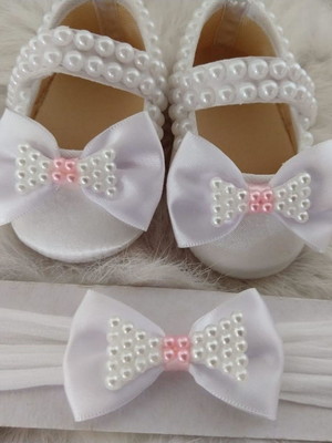 Sapatinho de pérolas branco e rosa