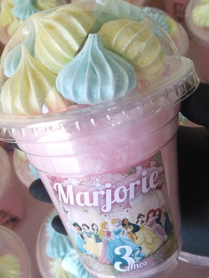 Algodão doce no pote com suspiro ou marshmallow