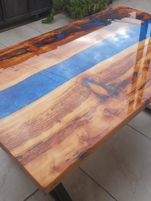 Mesa de madeira com resina blue river, mesa de rustica.