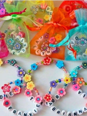 30 lembrancinha de aniversário- pulseira florzinhas com nome