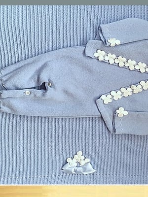 Saida maternidade em tricô - azul flores aplicadas