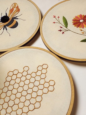 Conjunto de quadros bordados - abelhas e flores
