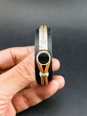 Pulseira contemporânea de prata 925, ágata negra e couro leg