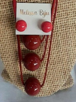 Colar de bolas grandes vermelho escuro
