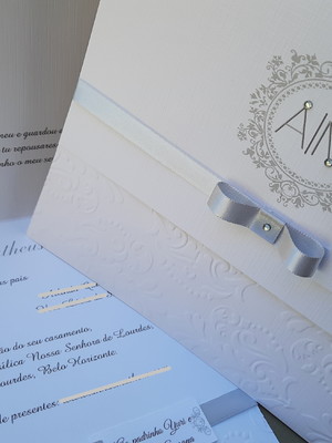 Convites de casamento com barrado em relevo