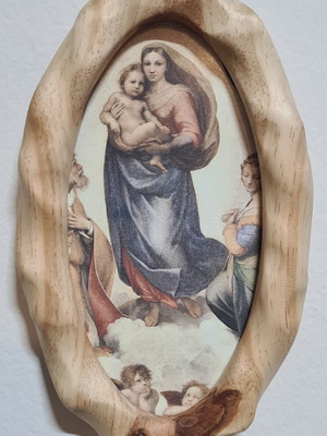 Moldura artesanal de madeira.