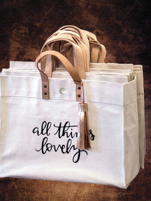 Sacola 40x33x18 c/alças couro + pingente+fecho personalizada