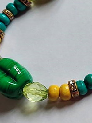 Colar com murano verde.