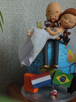 Noivinhos no globo terrestre