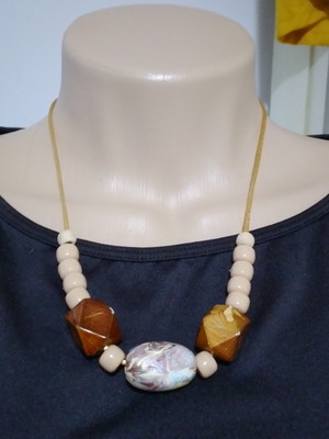 Colar de fio com contas