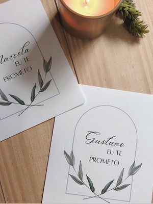 Votos de casamento com folhagem e arco minimalista