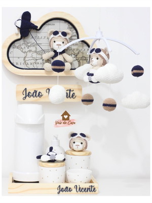 Kit urso aviador - enfeite + móbile + kit higiene