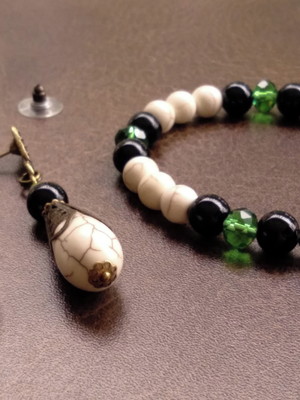 Conjunto pulseira e brincos buda, em pedras naturais