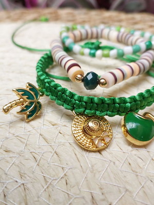 Pulseira em macramé verde com pingente
