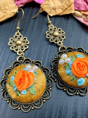 Brinco bordado ocre over orange rose base redondo bronze