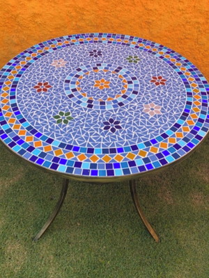 Mesa em mosaico azul linda triângulo