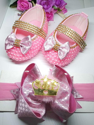 Sapatinho de pérolas bebes enxoval, rosa bebe com laço coroa