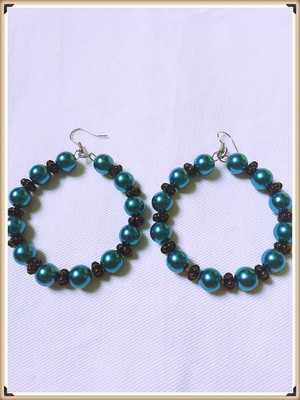 Argola com pérolas e miçangas