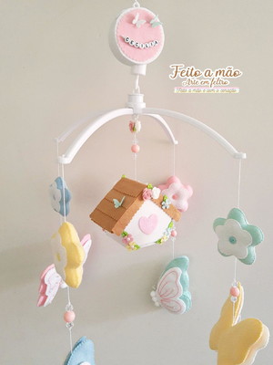 Mobile musical borboletas e casinha