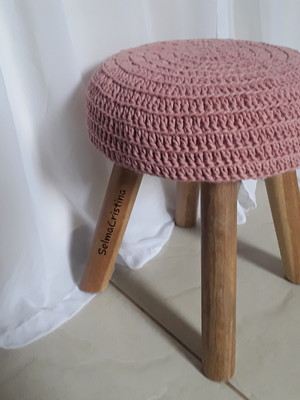 Banquinho infantil com capa em croche