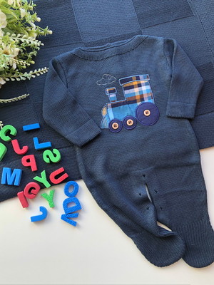 Saída de maternidade menino em tricot macacão azul jeans