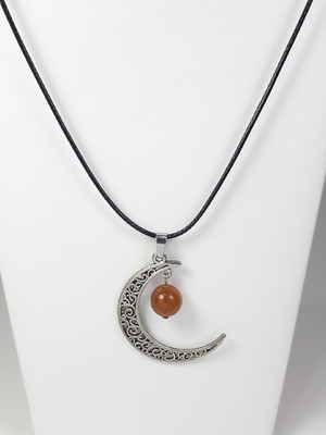Cordão com pingente de lua com esfera de ágata