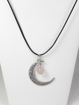 Cordão com pingente de lua com esfera de quartzo rosa