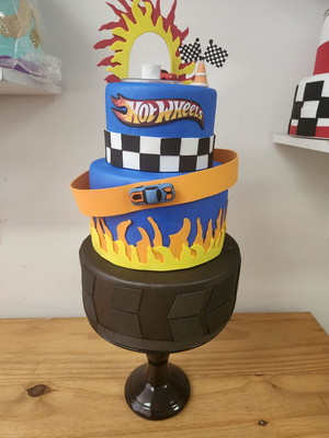 Aluguel bolo cenográfico hotwheels