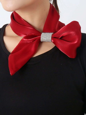 Acessorio em strass para echarpe