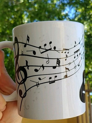 Caneca branca notas musicais