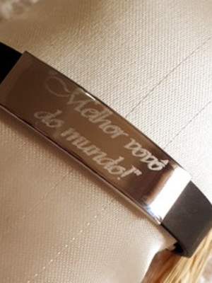 Pulseira de silicone com placa em aço inox